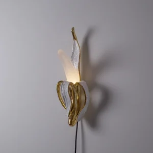 Wall Lamp Banana Gold, full front view of the banana sculpture