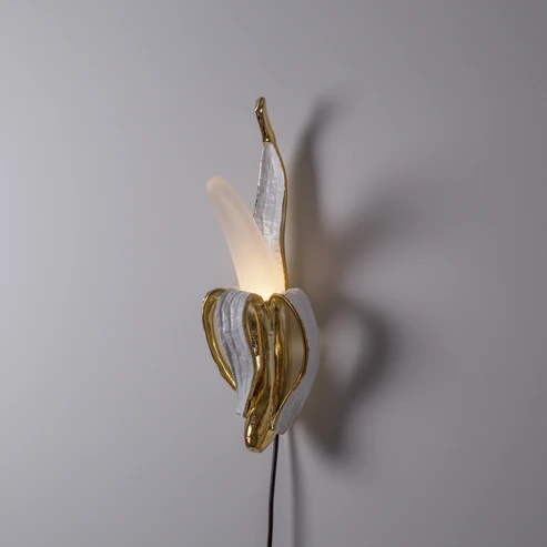 Wall Lamp Banana Gold, full front view of the banana sculpture
