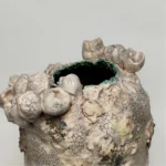 Textured vase, close-up of the emerald rim