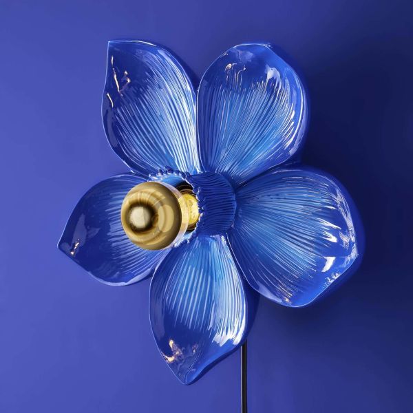 Wall Lamp Flower Blue, full front view of the sculpted leaves