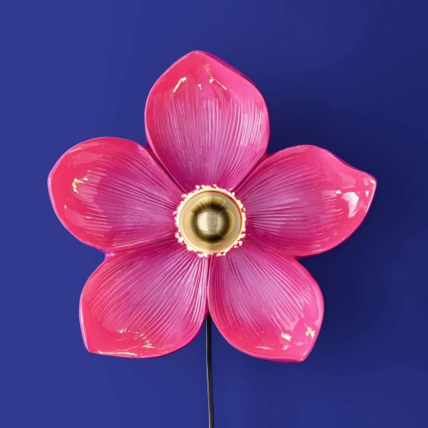 Wall Lamp Flower Magenta, full front view of the sculpted leaves