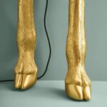 Floor Lamp Giraffe Gold, close-up detail of the shiny gold finish