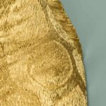 Floor Lamp Giraffe Gold, close-up detail of the shiny gold finish