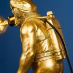 Table Lamp Monkey Diver Gold, close-up detail of the gold finish