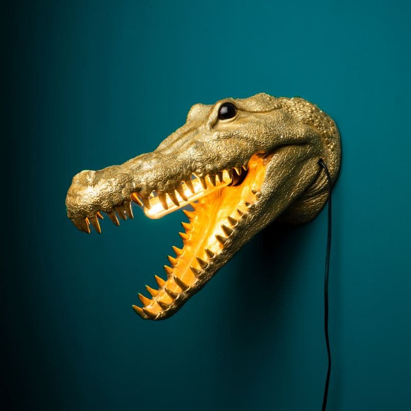 Wall Lamp Crocodile Gold, full front view of the crocodile sculpture