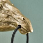 Wall Lamp Giraffe Gold Small, close-up detail of the gold finish