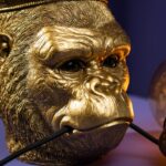 Wall Lamp Monkey Gold, close-up detail of the gold finish